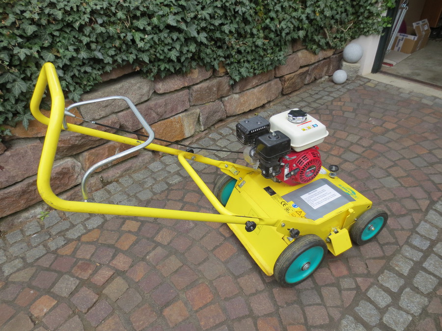 Ansicht einer gelben Vertikutierer zum Rasenlüften